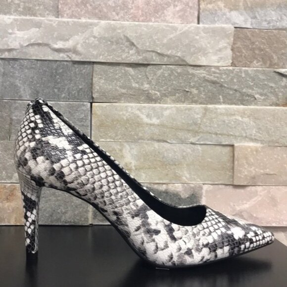 Michael Kors Dorothy Flex Leather Pump - Picture 10 of 17